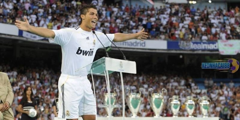 Cristiano Ronaldo được mua về hè 2009 và trở thành cầu thủ vĩ đại nhất lịch sử Real Madrid