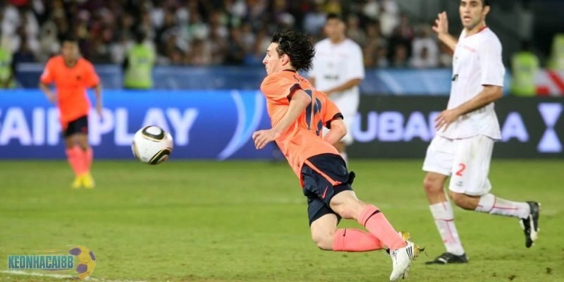 Messi ghi bàn ngẫu hứng bằng ngực trước Estudiantes